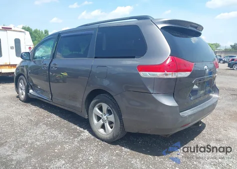 2012 Toyota Sienna Le V6 8 Passenger z USA, uszkodzony, nr VIN 5TDKK3DC9CS252274